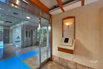 エントランスはオートロック付きです。