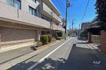 敷地西側の前面道路（北側から）