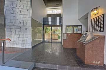 エントランスはオートロック付きです。