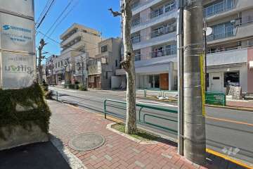 敷地西側の前面道路（北側から）