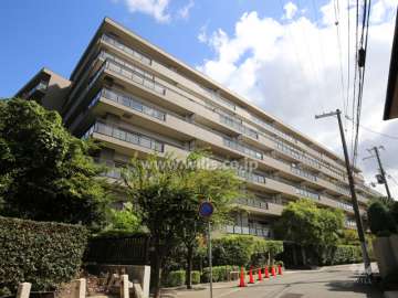 芦屋ハイツ翠ヶ丘の外観（南西側から）