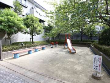 敷地に隣接して小さな公園があります。