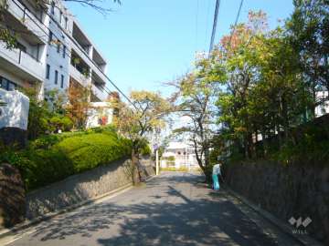 周辺は緑豊かで閑静な住宅地です