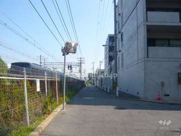 敷地の北側をJR神戸線が走っています