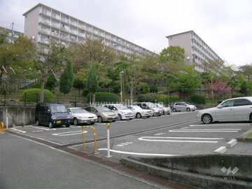 敷地内駐車場と左奥が14号棟