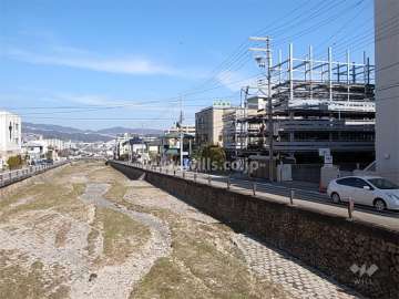 すぐ西側には逆瀬川が流れています。