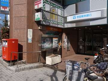 1階には郵便局や銀行が入っており、便利です。
