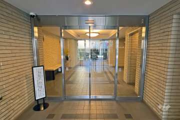 エントランスはオートロック付きです。