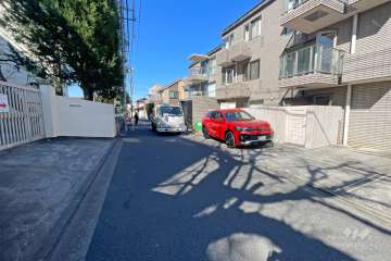 敷地の南側前面道路（東側から）