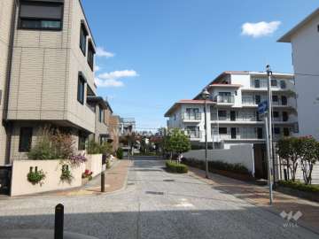 敷地北側の前面道路（西側から）インターロッキング舗装されています。