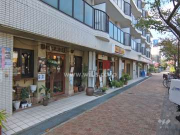 1階東側には店舗が入っています。