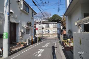 敷地西側の前面道路