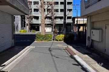 敷地西側の前面道路（南側から）