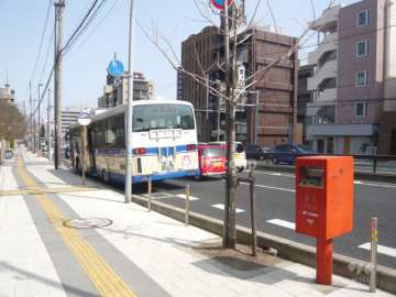 バス停が目の前にあります。