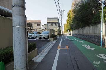 敷地北側の前面道路（東側から）