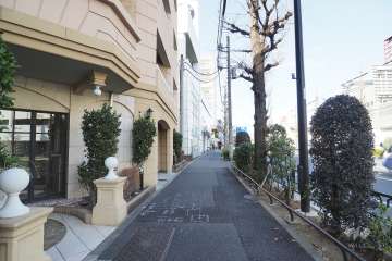 敷地東側の前面道路（南側から）