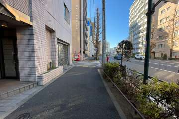 敷地の北側前面道路（東側から）