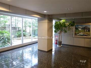 中庭に面して一面ガラス張りのエントランスホール