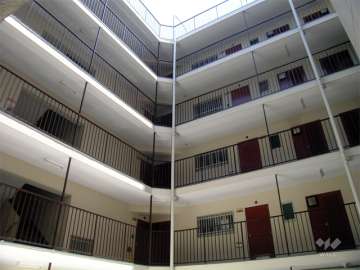 建物の中央の吹き抜け