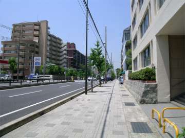 敷地の南側は国道2号線に面しています。