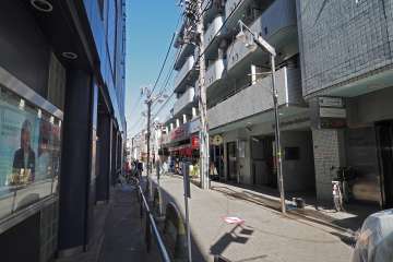 敷地西側の前面道路（南側から）
