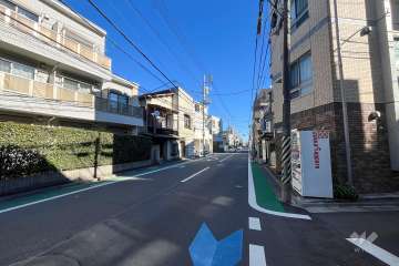 敷地北側の前面道路（西側から）