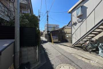 敷地の東側前面道路（北側から）