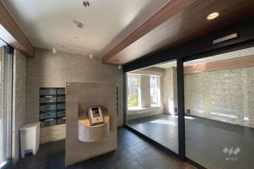 エントランスはオートロック付きです。