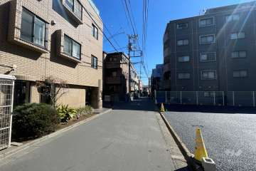 敷地の南側前面道路（西側から）