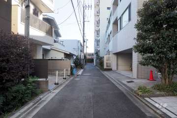 敷地北側の前面道路