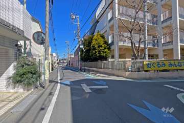 敷地の東側前面道路（南側から）