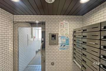 エントランスはオートロック付きです。