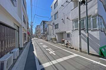 敷地の東側前面道路（北側から）