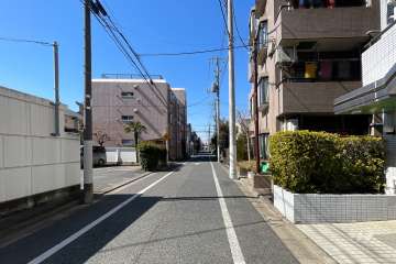 敷地の南側前面道路（東側から）
