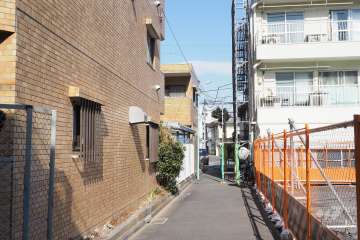 敷地東側の前面道路