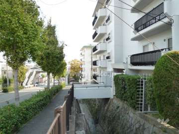 エントランス前に水路が流れています。
