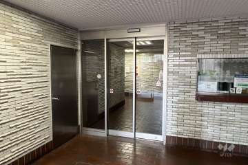 エントランスはオートロック付きです。