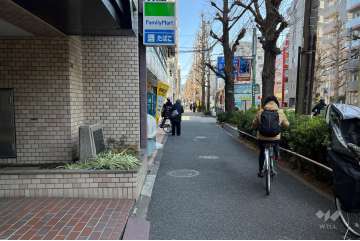 敷地の南西側前面道路（北西側から）