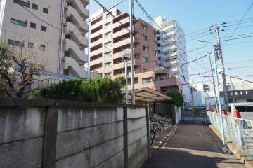 敷地北東側の前面道路