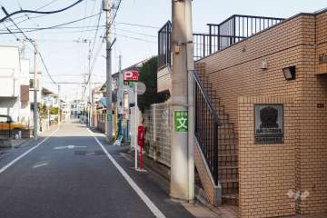 敷地西側の前面道路