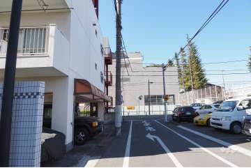 敷地北側の前面道路（東側から）