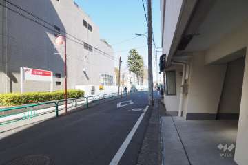 敷地西側の前面道路（南側から）