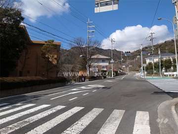 敷地東側の前面道路は、2車線のバス通りで、ライト坂と名付けられています。