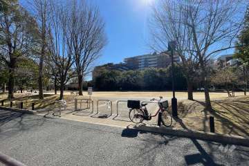 敷地に隣接した桃井原っぱ公園