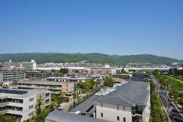 屋上からの眺め（北方向）六甲山系が見えます。