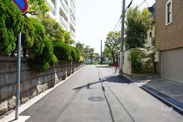 敷地南側の前面道路（西側から）