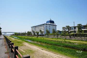 芦屋サンプラザの遠景　芦屋川の緑と海を臨む立地です。