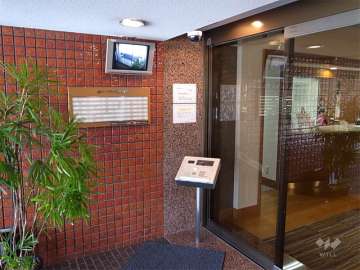 エントランスはオートロック付きです。
