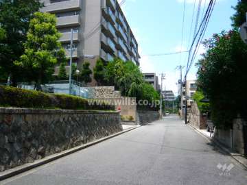 周辺はマンションが中心に立ち並ぶ住宅地です。