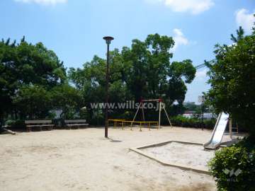 敷地西側の『楠児童遊園』。緑が多く、遊具も設置されています。